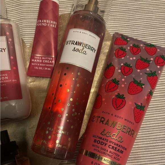 NEW Bath & Body Works Strawbery Soda + Free Gifts! - Picture 4 of 6